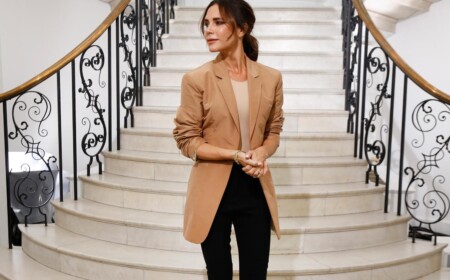 Victoria Beckham Bilder 2019 Sakko in Camel und schwarze Hose