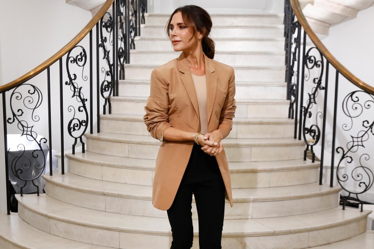 Victoria Beckham Bilder 2019 Sakko in Camel und schwarze Hose