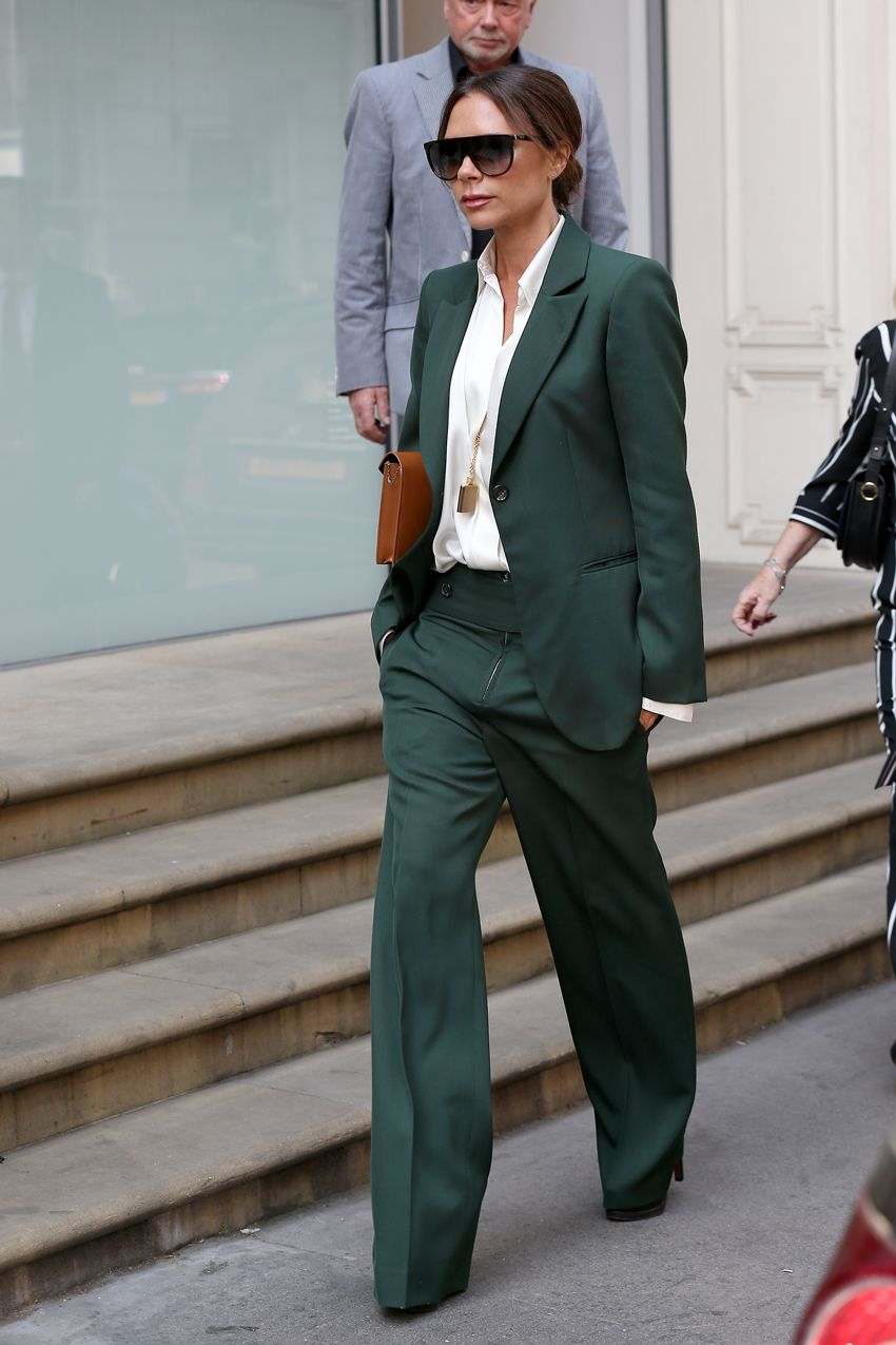 Victoria Beckham Outfit Business Casual Anzug mit weitem Bein und weißem Hemd