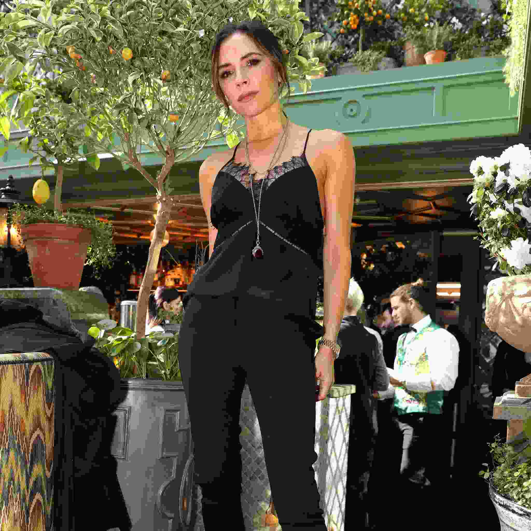Victoria Beckham Outfit in Schwarz lange Halskette Camisole Oberteil