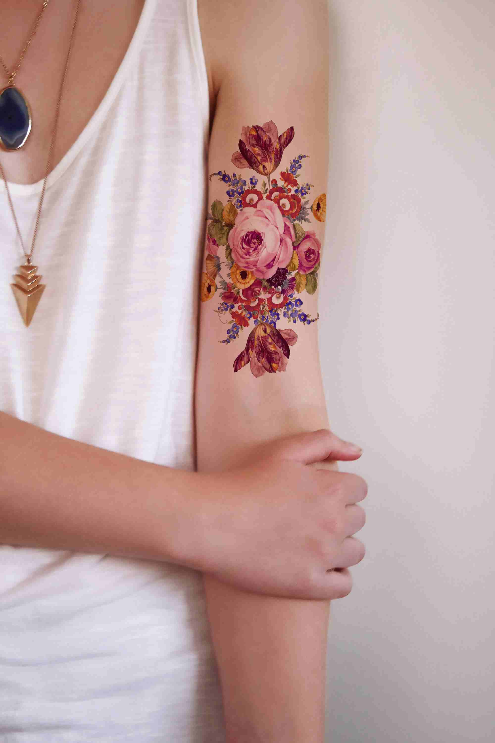 Blumen tattoo oberarm
