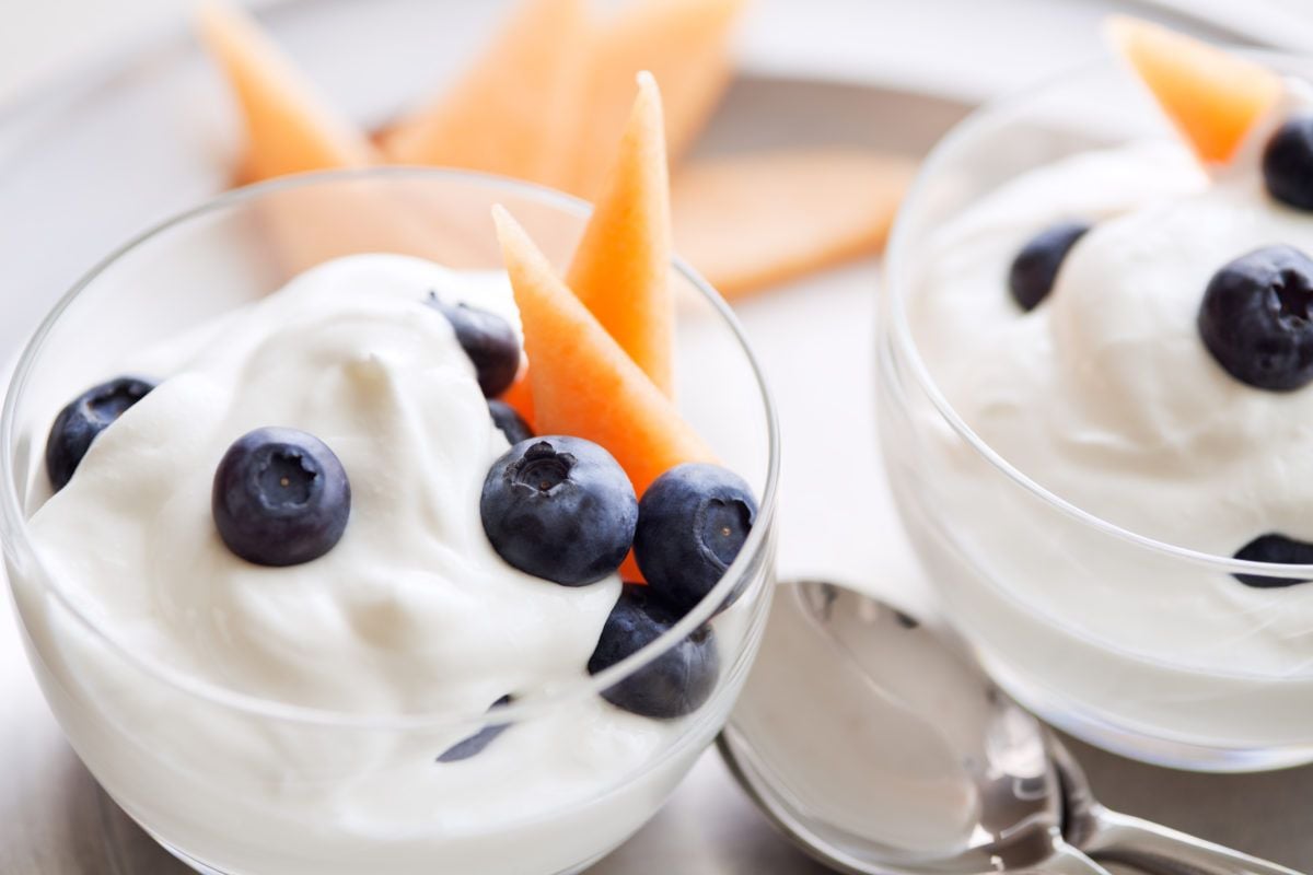 Vitamin B12 Lebenmittel Milchprodukte Joghurt gesund Blaubeeren