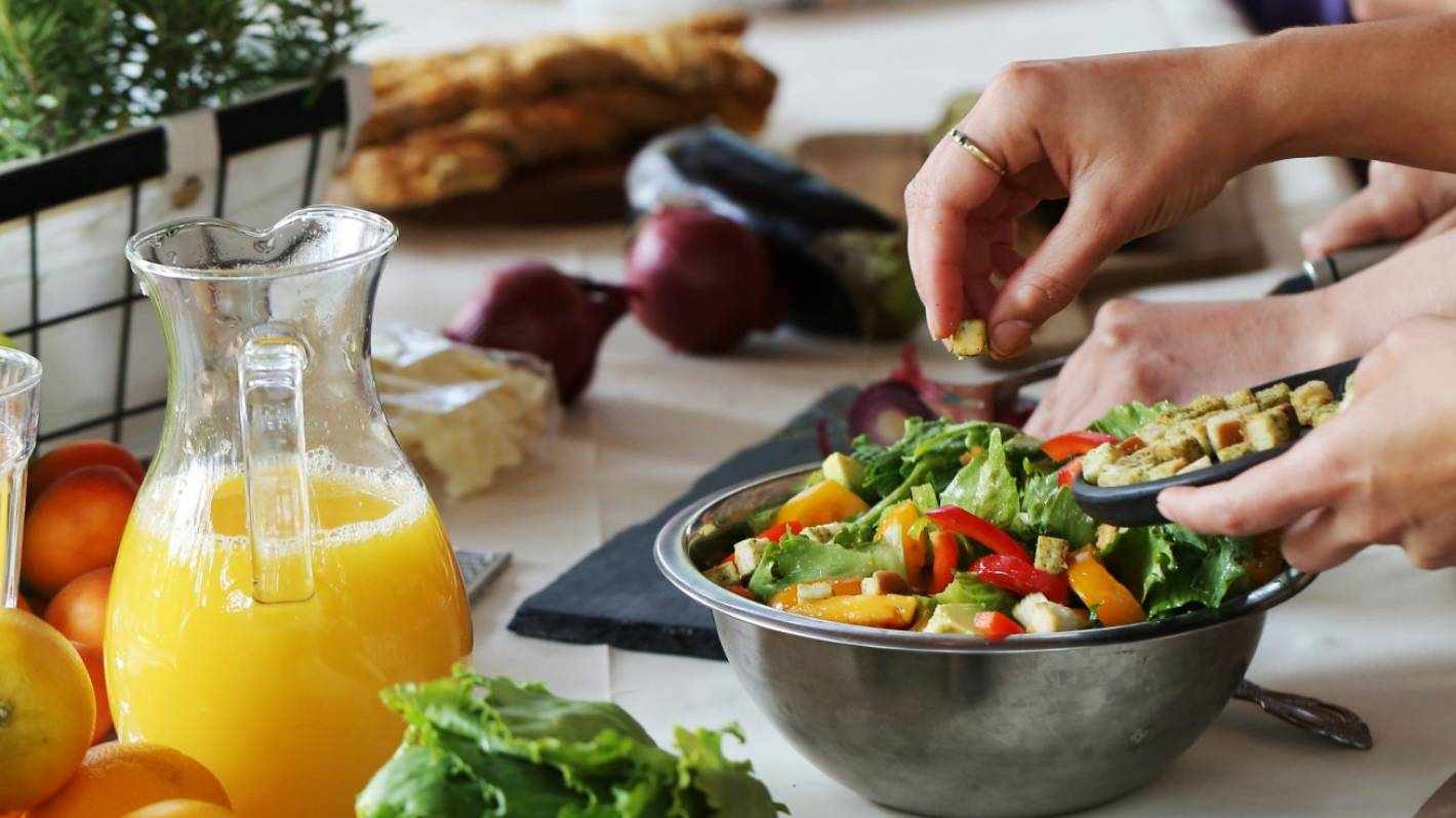 Vitamin B12 vegan Salat Croutons gesunde Rezepte Abendessen Orangensaft