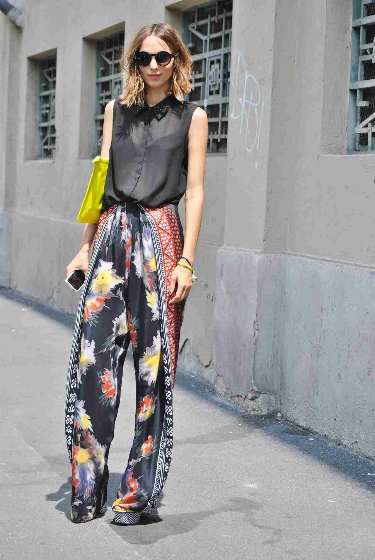 Weite Hose mit Blumenmuster kombinieren schwarze Hemdbluse Sommer Outfit Modetrends