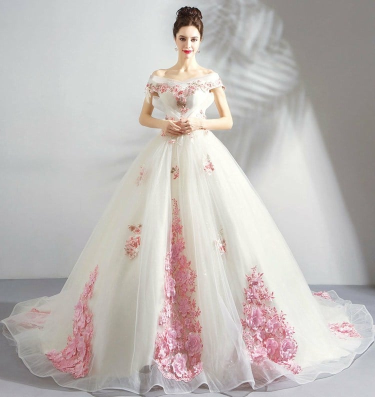 Weißes Hochzeitskleid mit Stickereien in Rosa für den Prinzessinnenlook