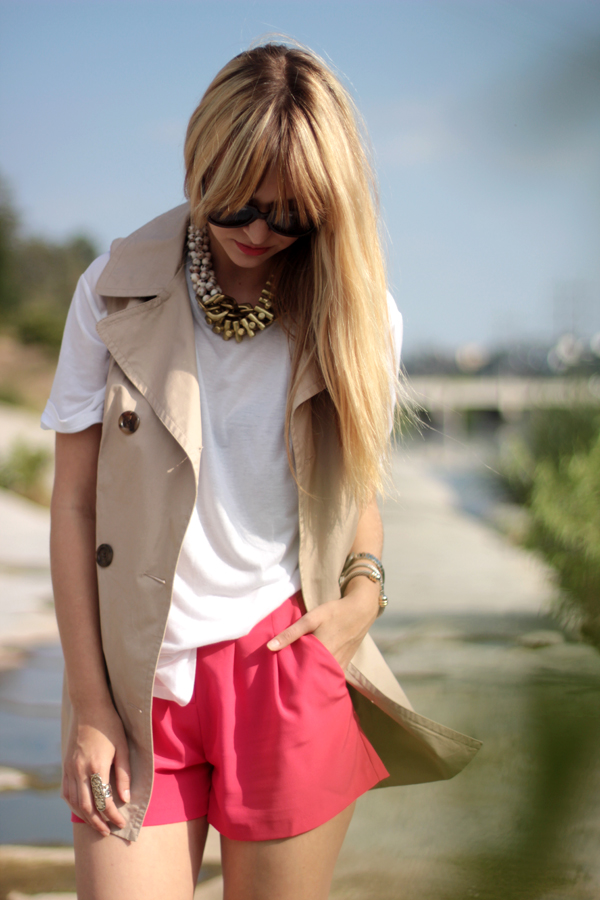 Weste kombinieren Sommer rote Shorts Outfit Ideen Damen blonde Haare