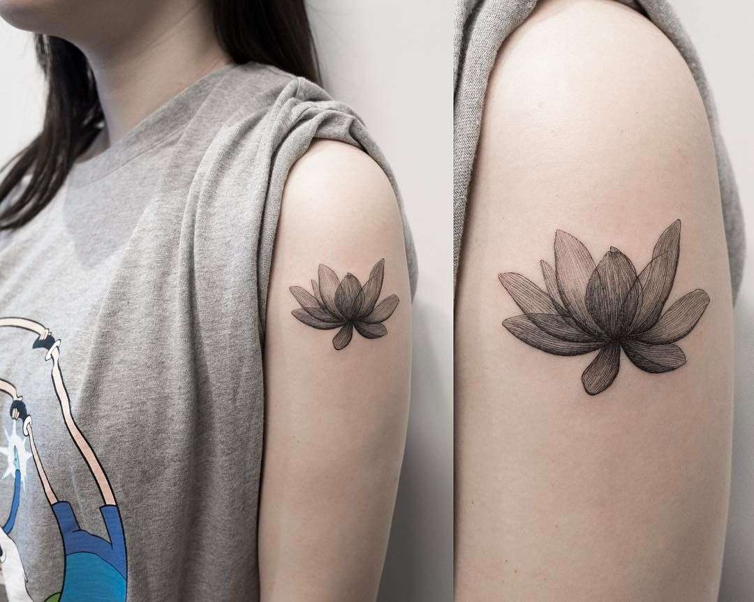 X-Ray Tattoo Lotus Blume Tattoomotiv Ideen Schulter Tattootrends 2019