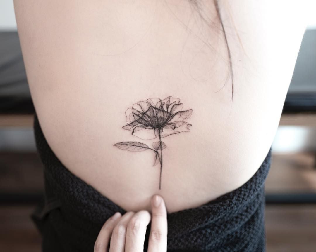 X-Ray Tattoo am Rücken Ideen Blumenmotive Tattoo Ideen Frau klein