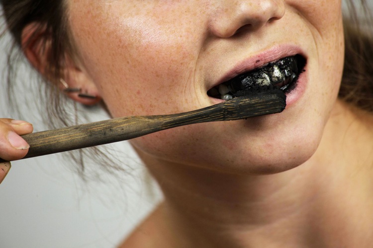 Zähne putzen mit Aktivkohle abrasiv Zahnschmelz abtragen