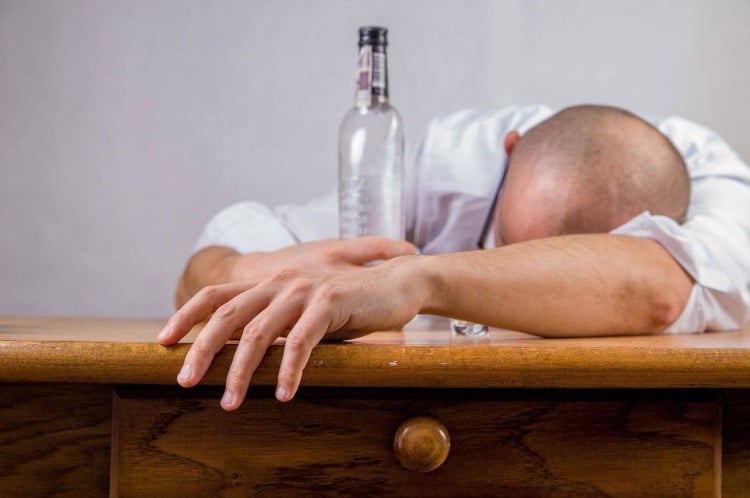 alkohol beeinflüsst negativ die gesundheit und verursacht haarausfall