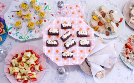 bunte fingerfood party snacks aus süßen und deftigen zutaten wie früchte schinken käse reischips und mais