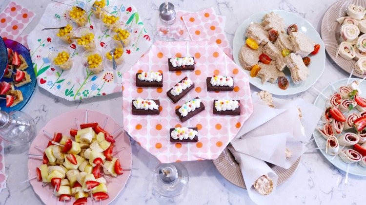 bunte fingerfood party snacks aus süßen und deftigen zutaten wie früchte schinken käse reischips und mais