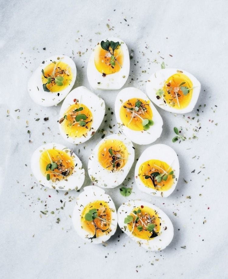 eiweißhaltige lebensmittel wie gekochte eier halbieren und würzen als leckere snacks für ziwischendurch
