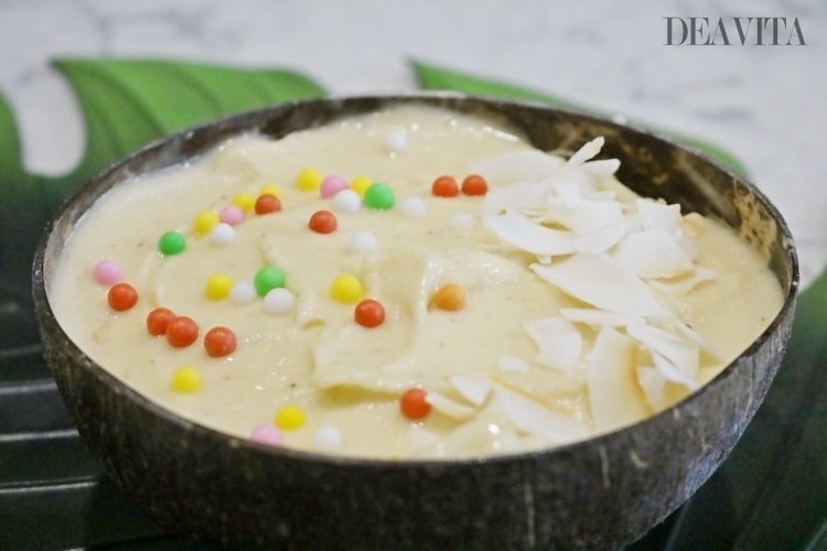 exotisches nicecream rezept für ananaseis in becher aus kokosnuss zubereiten