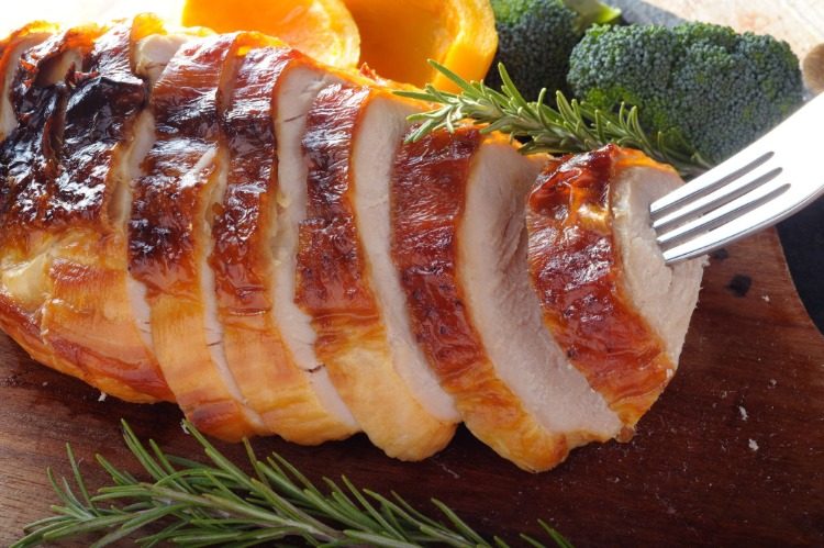 gebackenes truthahnfleisch sieht appetitlich aus und enhält viel eiweiß für muskelaufbau oder zum abnehmen geeignet