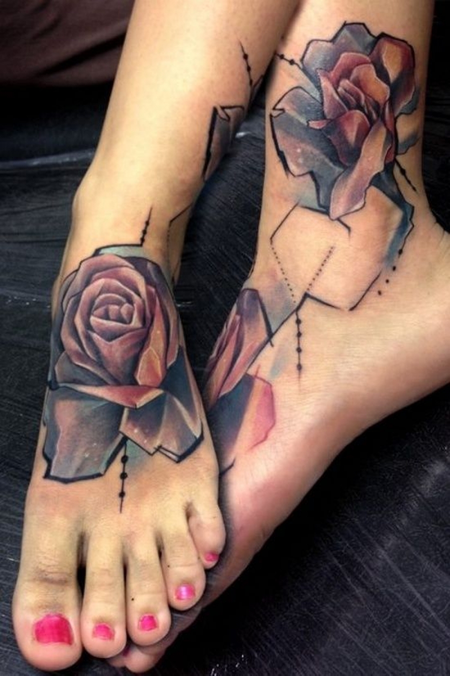 geometrische Blumen Tattoo Rose Tattoo am Fuss Ideen