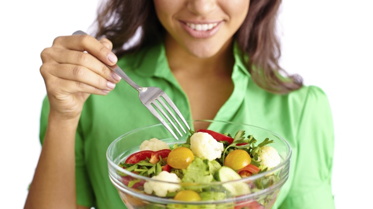 gesunder salat mit blattgemüse kirschtomaten und blumenkohl für gesunde zähne verzehren