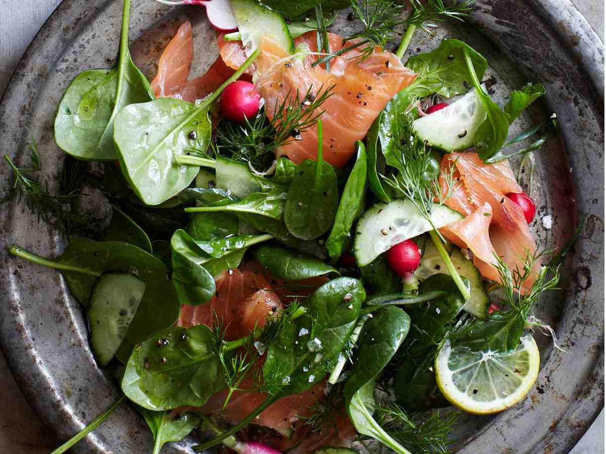 gesundes Mittagsessen Räucherlachs und Salat