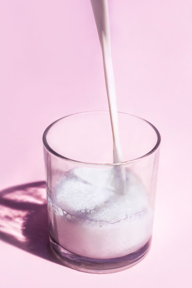 glas mit milch füllen und trinken für eine proteinreiche und gesunde dosis am tag