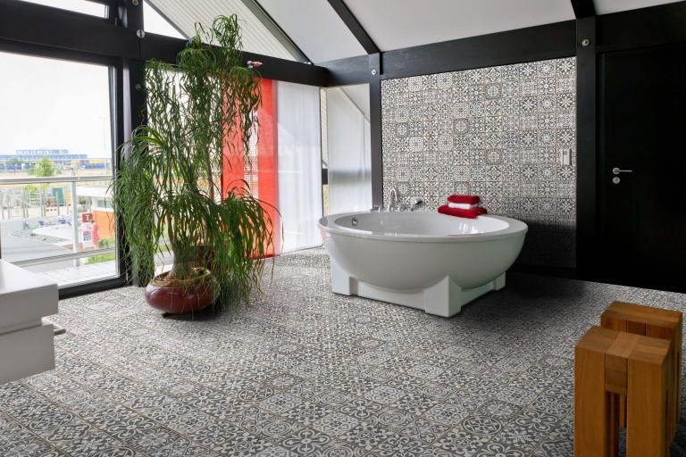 grosses Badezimmer in Grau Tapetten Muster Terrasse gestalten Badewanne