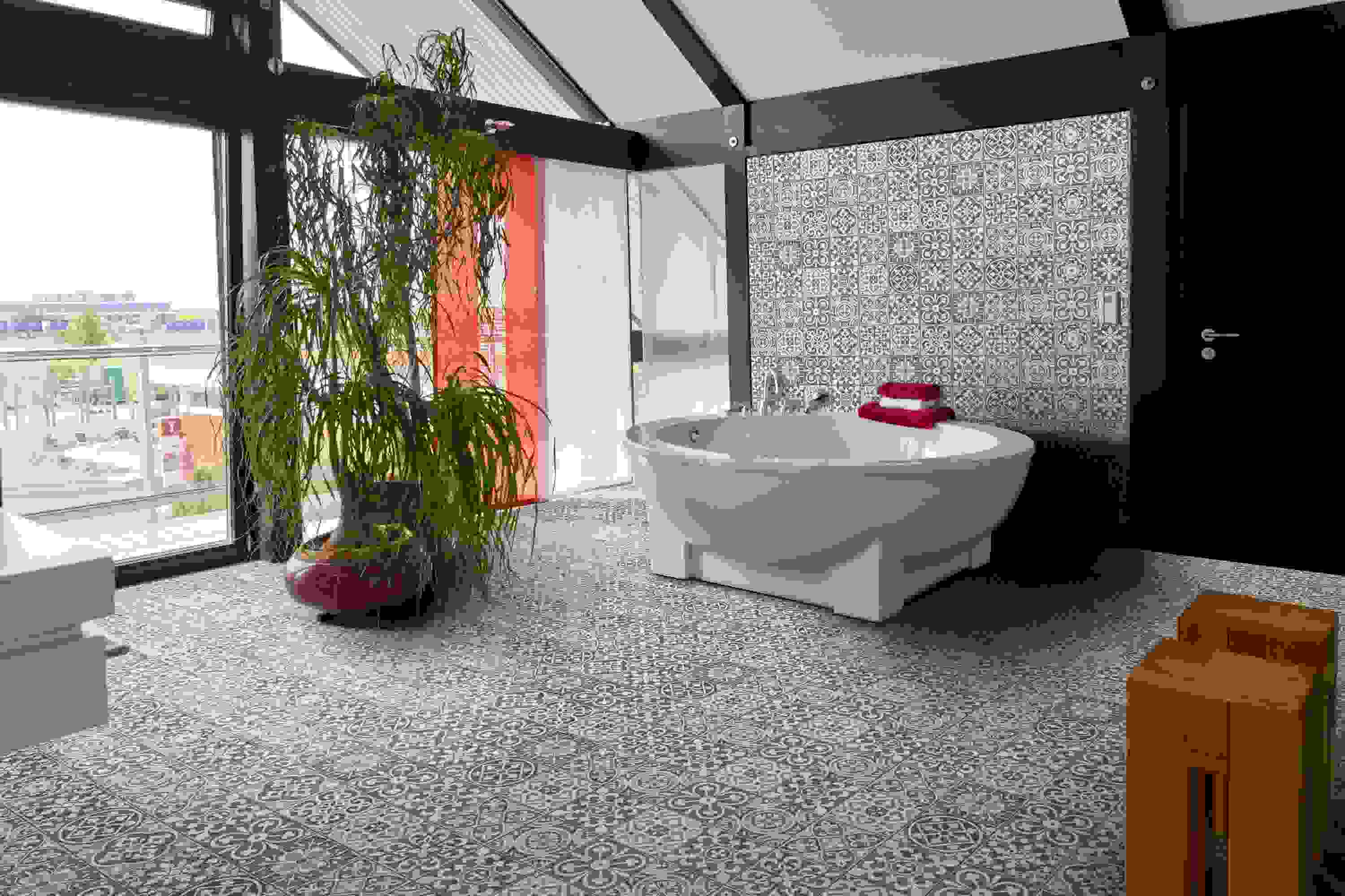 grosses Badezimmer in Grau Tapetten Muster Terrasse gestalten Badewanne