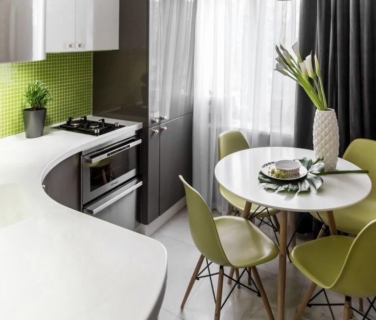 kleine Küche skandinavisch modern Design Ideen runder Holztisch