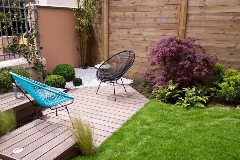 kleiner Garten und Terrasse Ideen Holzboden Gras Dekoideen Gartenstuhl schwarz modern