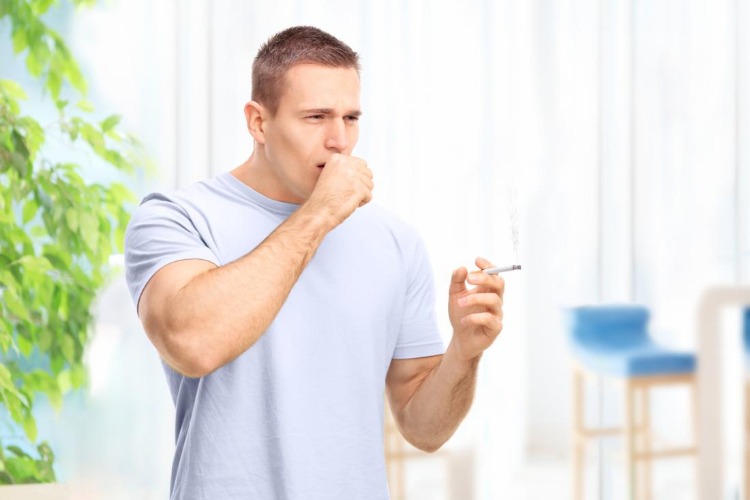 mann hustet wegen zigarette rauchen aufhören ist eine gute entscheidung