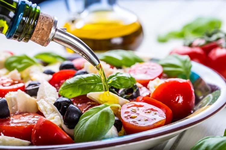 mediterraner salat mit olivenöl für gesunde leber abschmecken