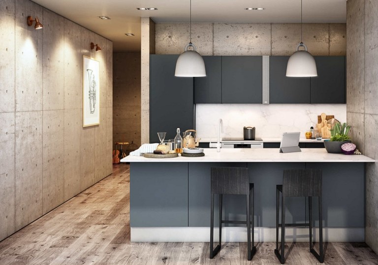 moderne skandinavische Küche einrichten blau Holzstuhl Marmorwand Holzboden