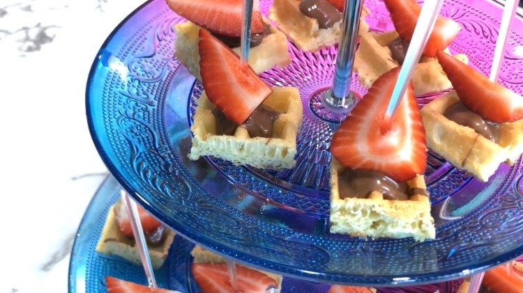mundgerechte fingerfood snacks aus waffeln erdbeeren und schokolade mit partypicker in einem etagere partyteller