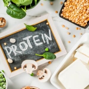 proteinreiche lebensmittel wie erbsen bohnen erdnüsse mandeln käse champignons