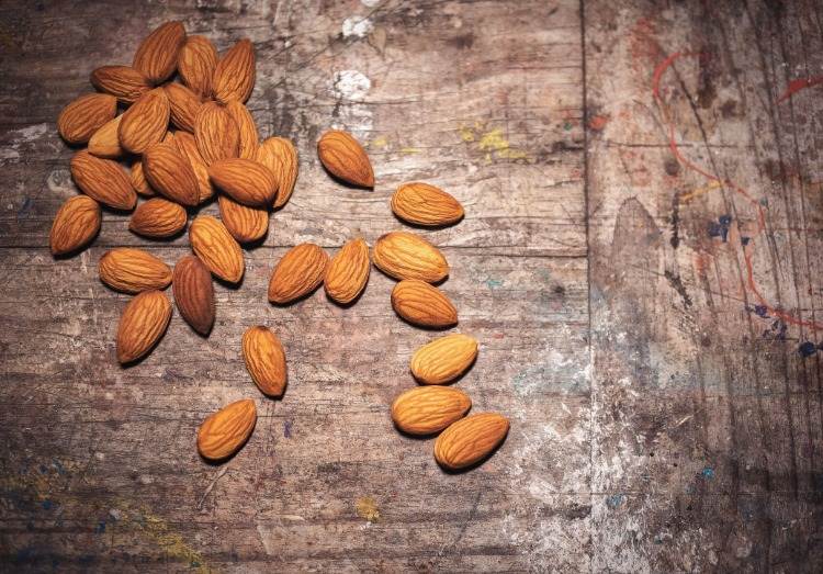 rohe mandeln sind nahrhaft und enthalten viel protein und magnesium als gesunde snacks für zwischendurch