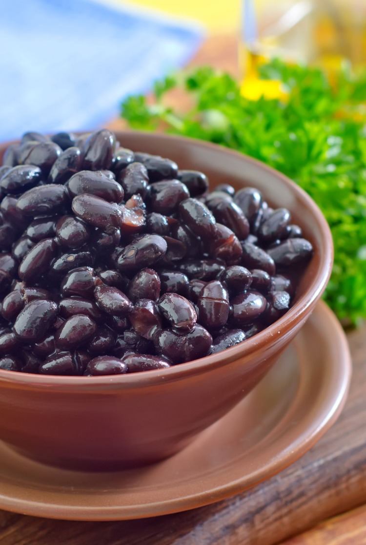 schwarze bohnen in einer schüssel als hochwertige proteinquelle und eiweißhaltige lebensmittel für ausgewogene ernährung und tagesmenü