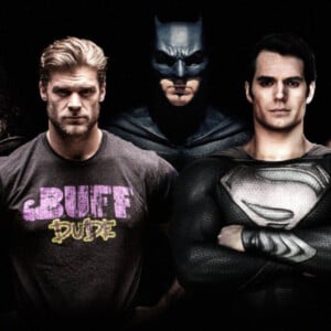 superhero filmen und durchtrainierte schauspieler für die rollen von superman batman und aquaman