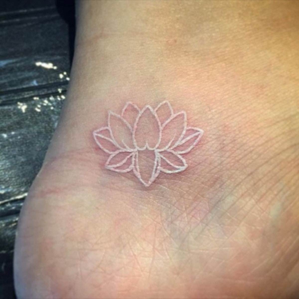 weiße Tinte Blumen Tattoo Lotus Tattoomotive Fußtattoo klein