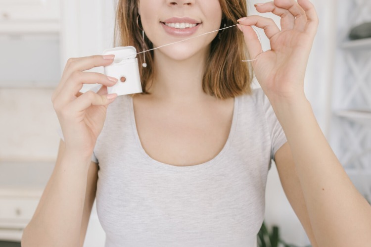 zahnseide als methode für mundgesundheit nach dem essen verwenden