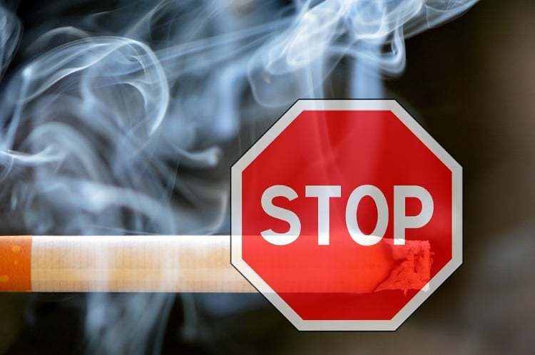 zigarettenrauch und stop zeichen kombiniert als signal für rauchen aufhören
