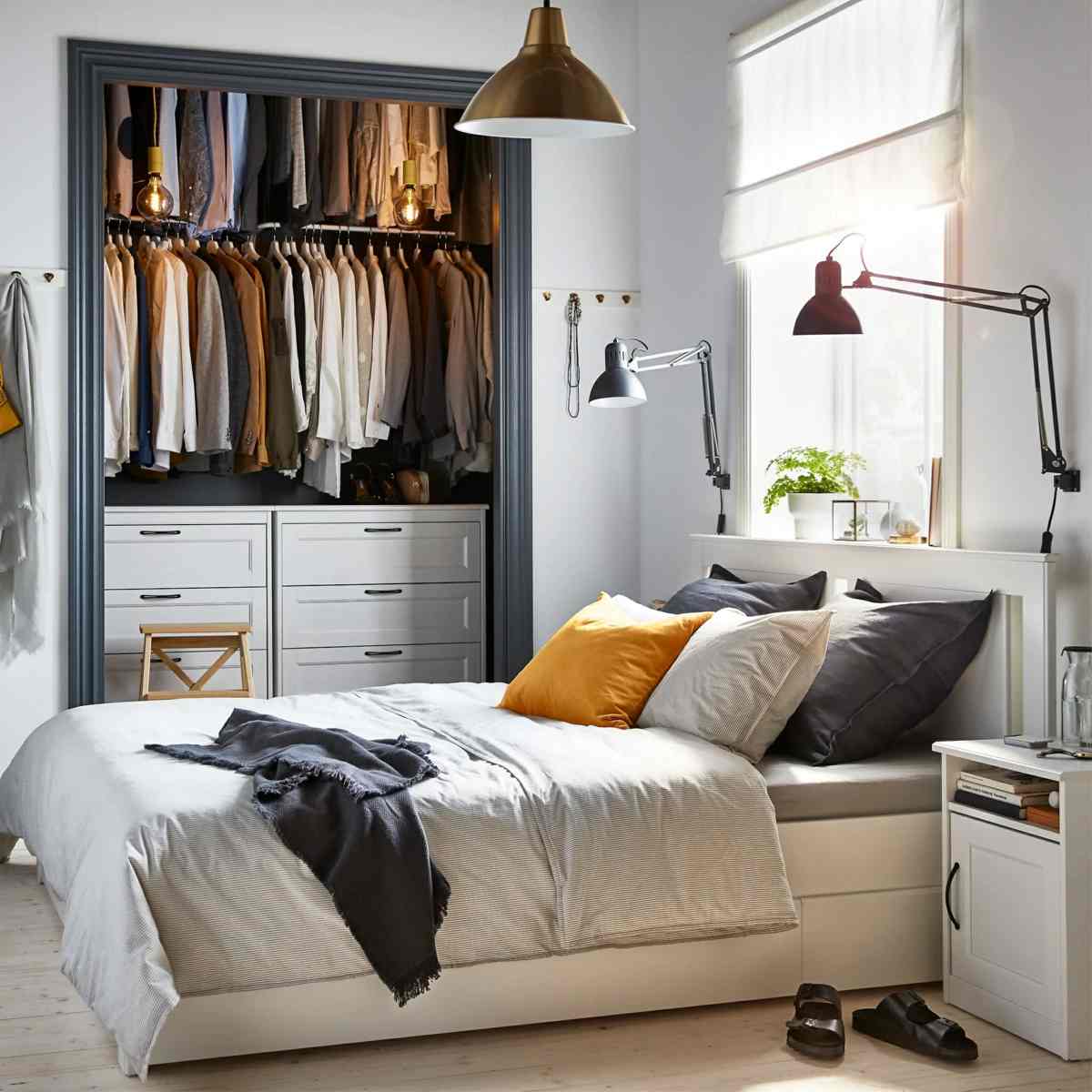 12 qm Zimmer einrichten mit Möbeln von Ikea in Weiß und begehbarem Kleiderschrank