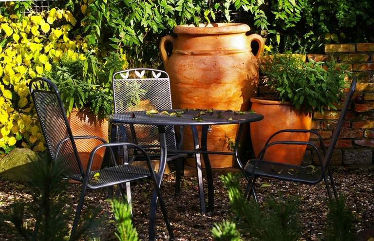 Amphore bepflanzen Terrasse Sitzplatz Metall Gartenmöbel