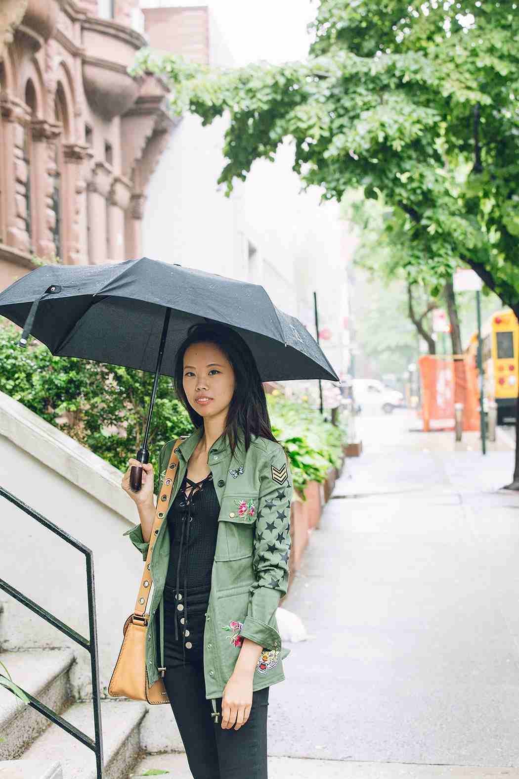 Anregung für die Regenbekleidung für Damen in Schwarz und Khaki