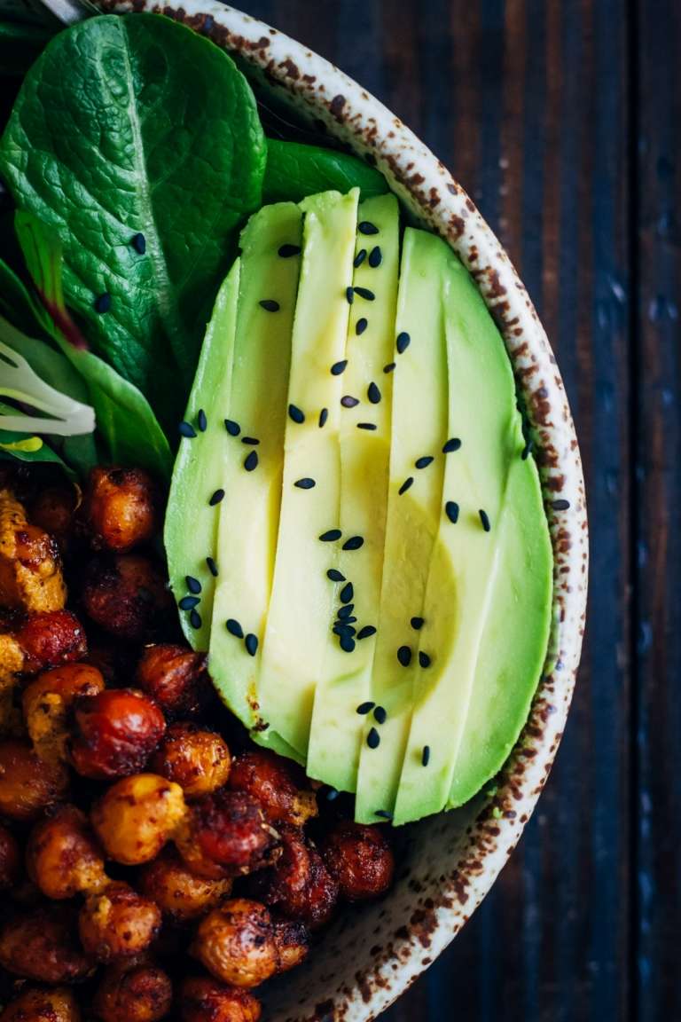 Avocado und Sesam in einer Bowl kombinieren