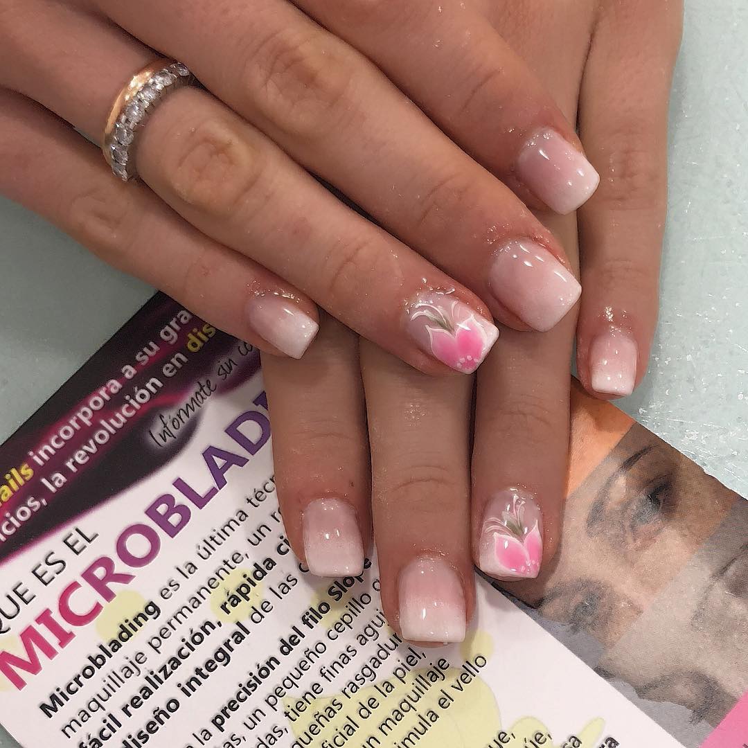 Babyboomer Nägel kurz Nageldesign Blumen Nagellack hell Sommer Nageltrends