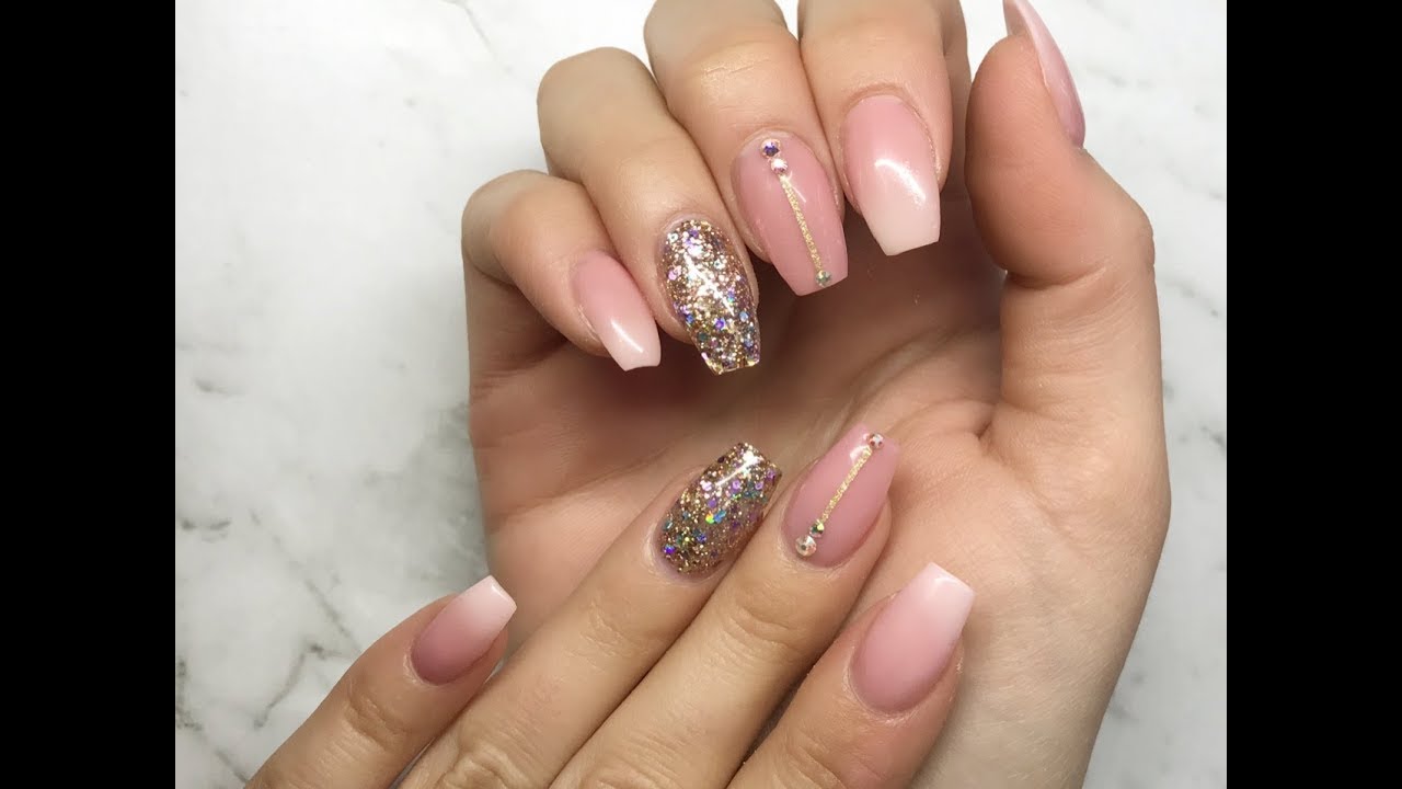 Babyboomer Nägel lang Glitzer Nagellack Nageldeko Ideen Nageltrends Sommer