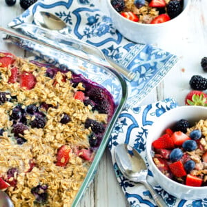 Baked Oatmeal Erdbeeren Blaubeeren gesund Meal Prep Haferflocken Frühstück abnehmen