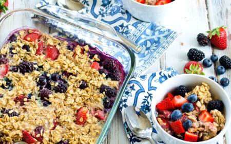 Baked Oatmeal Erdbeeren Blaubeeren gesund Meal Prep Haferflocken Frühstück abnehmen