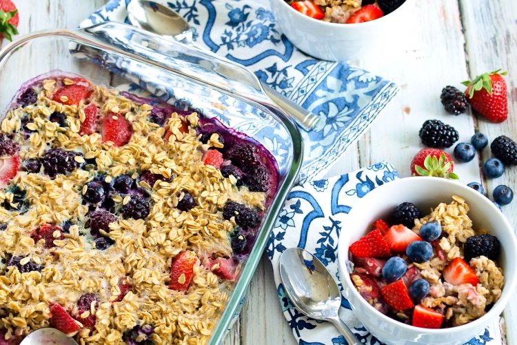 Baked Oatmeal Erdbeeren Blaubeeren gesund Meal Prep Haferflocken Frühstück abnehmen
