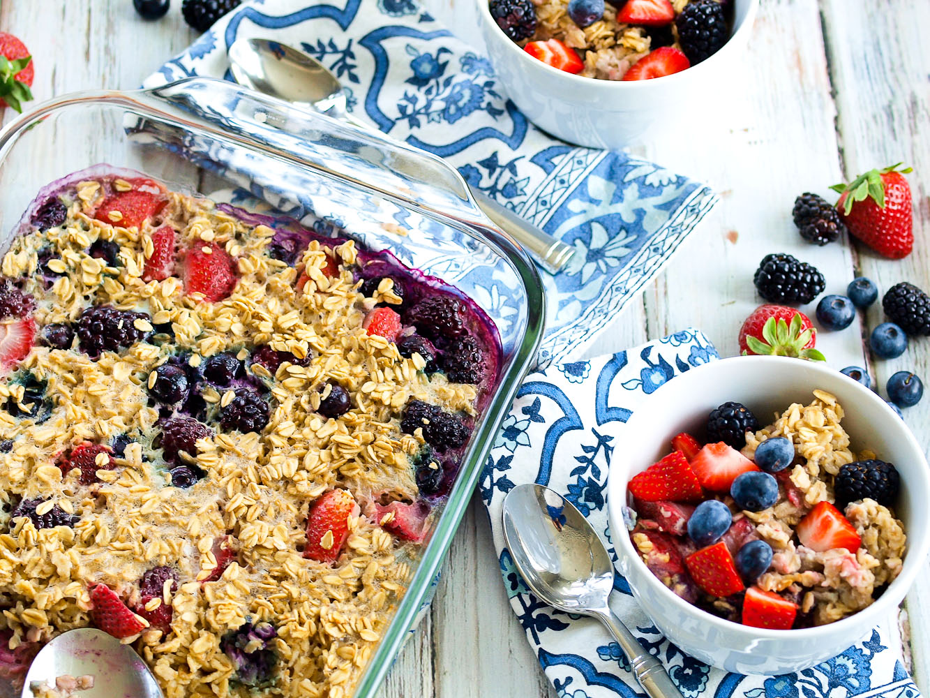 Baked Oatmeal Erdbeeren Blaubeeren gesund Meal Prep Haferflocken Frühstück abnehmen