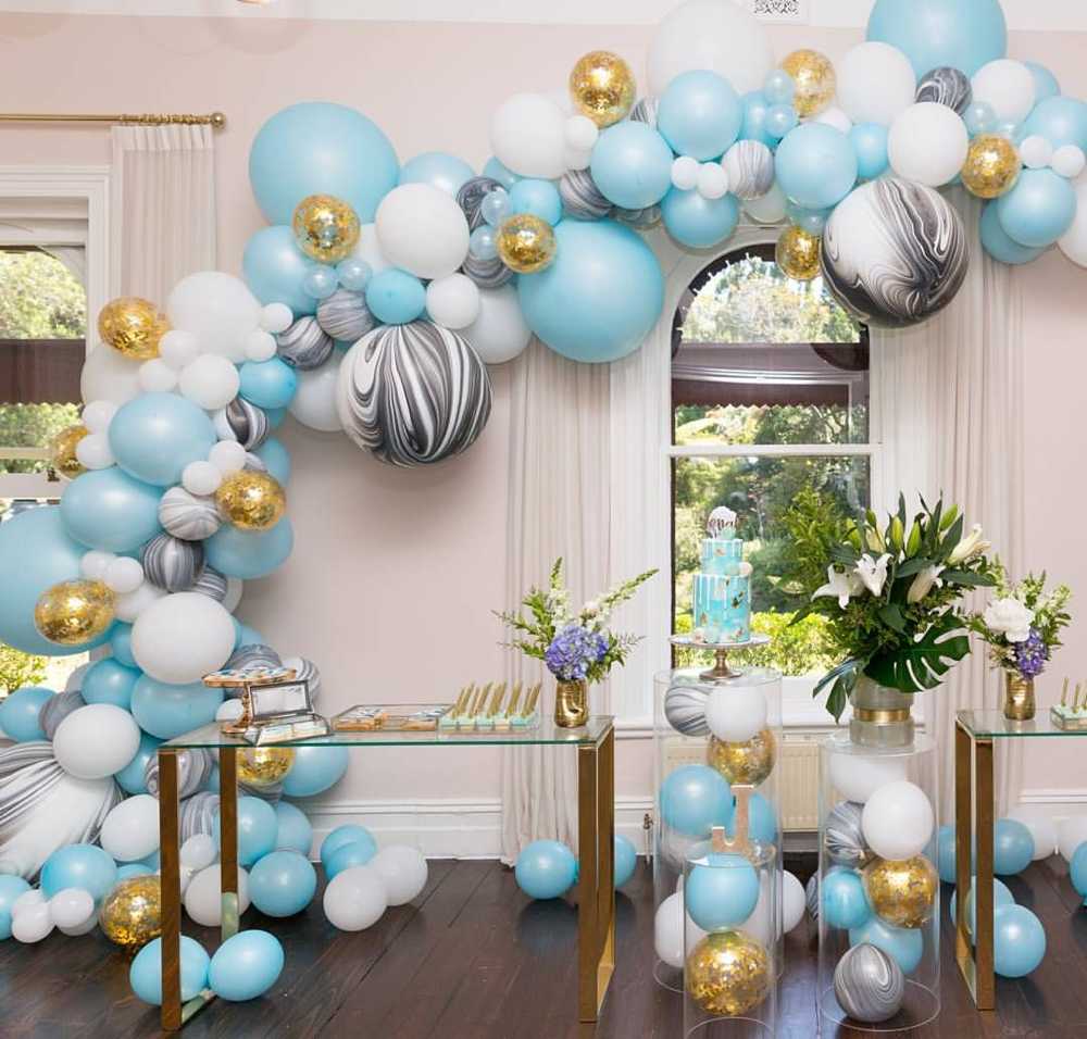Ballonbogen und Ballongirlande Verlobung gold himmelblau marmoriert