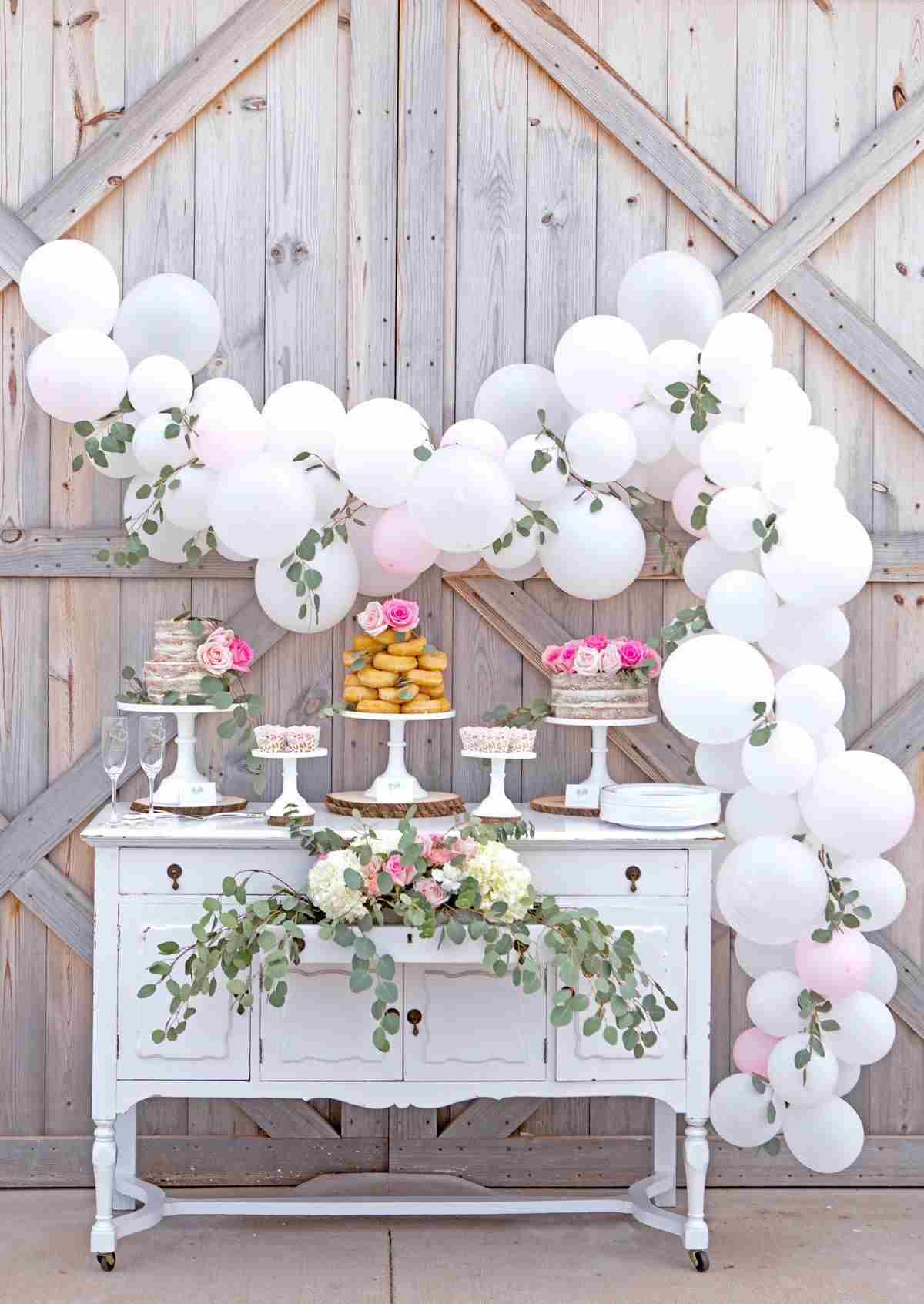 Ballonbogen und Ballongirlande romantisch Hochzeit Geburtstag Buffet